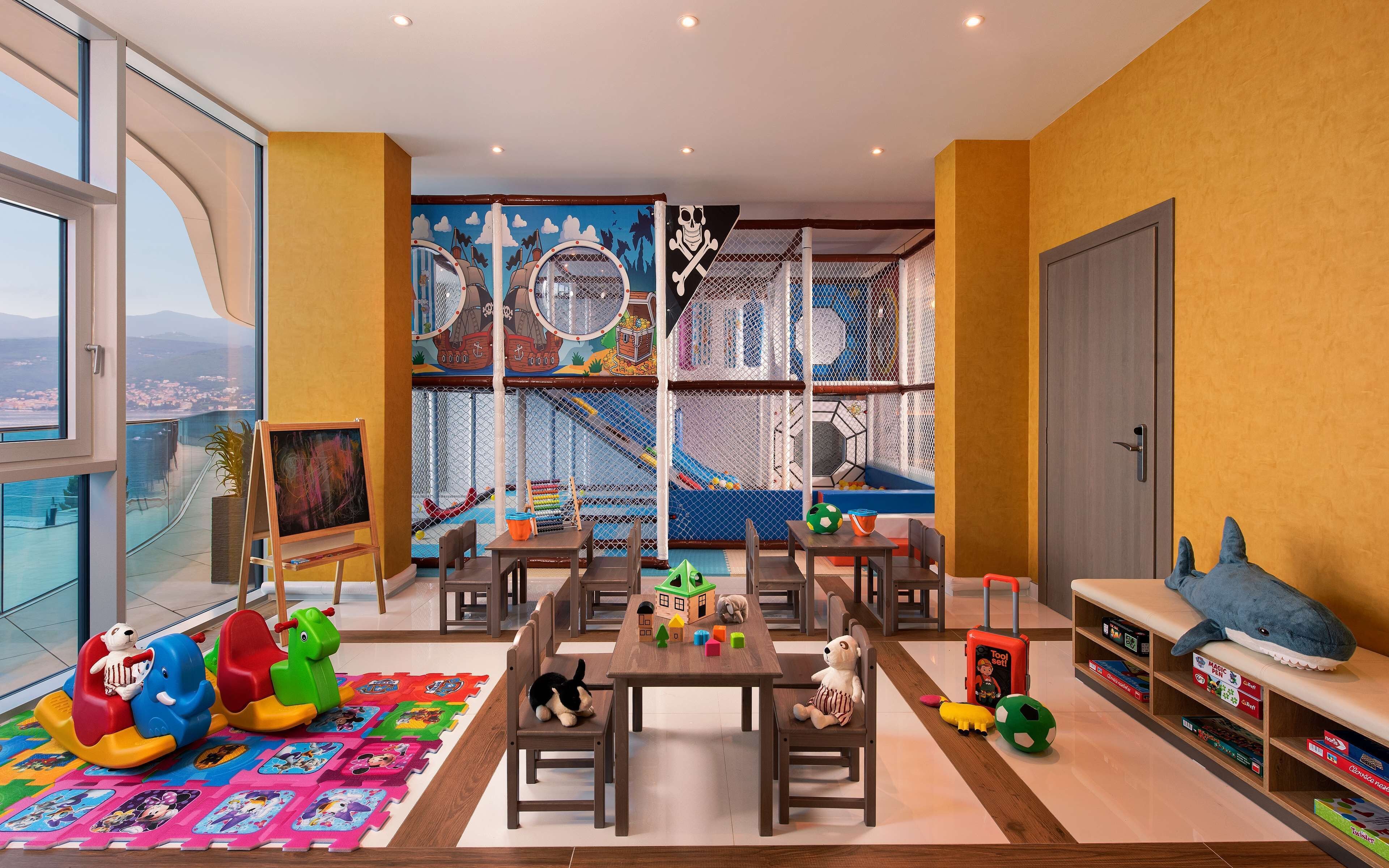 Hilton Rijeka Costabella Beach Resort & Spa - Toddler-friendly hotel exterior and facilities